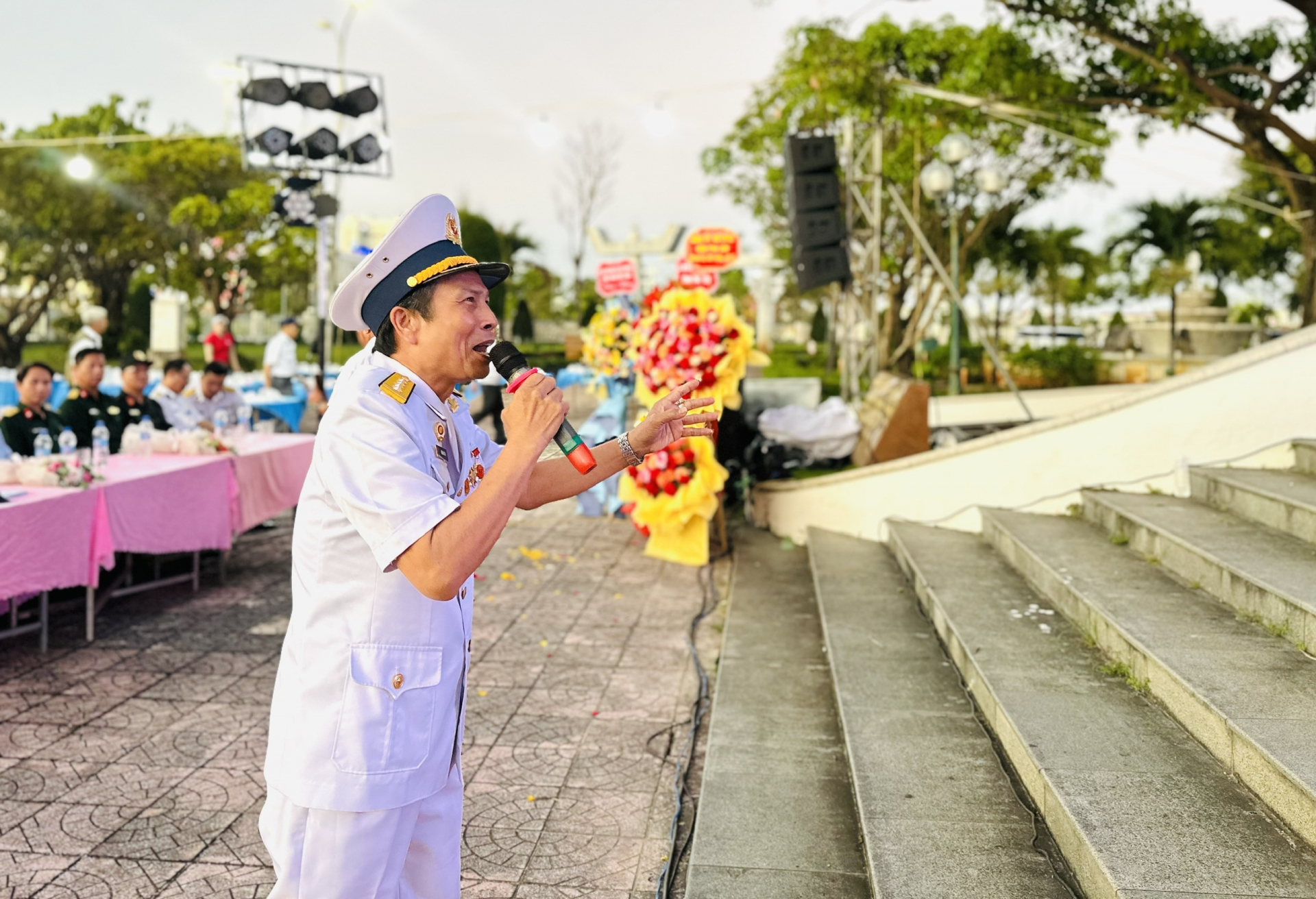 Sau phút mặc niệm, đại tá - Nghệ sĩ Ưu tú Hoàng Nguyên, nguyên Phó đoàn Nghệ thuật Hải quân hát ca khúc Những linh hồn bất tử. Ảnh: YÊN LAN