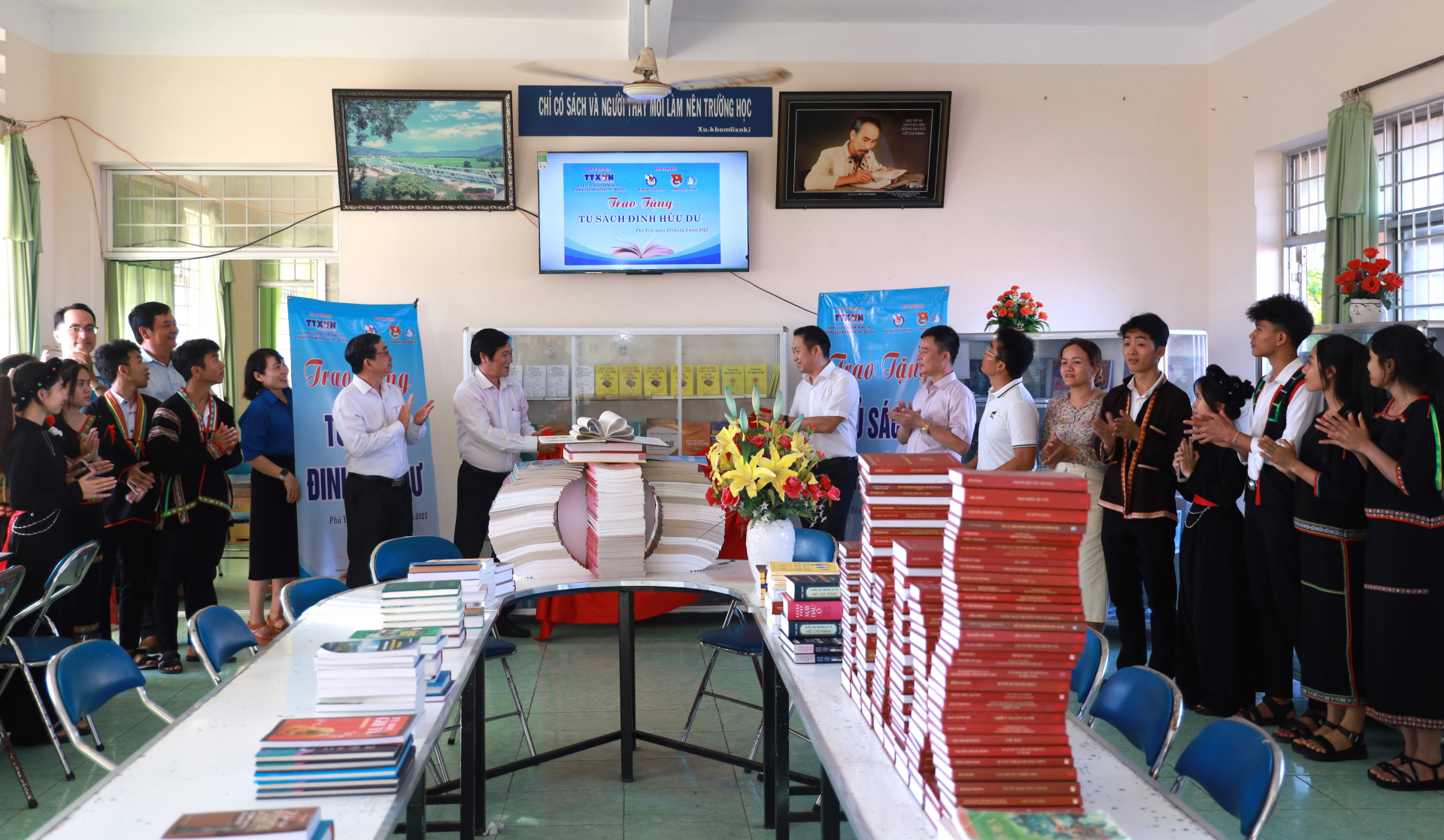 Cắt băng khánh thành tủ sách Đinh Hữu Dư tại Trường phổ thông Dân tộc nội trú tỉnh. Ảnh: TƯỜNG QUÂN