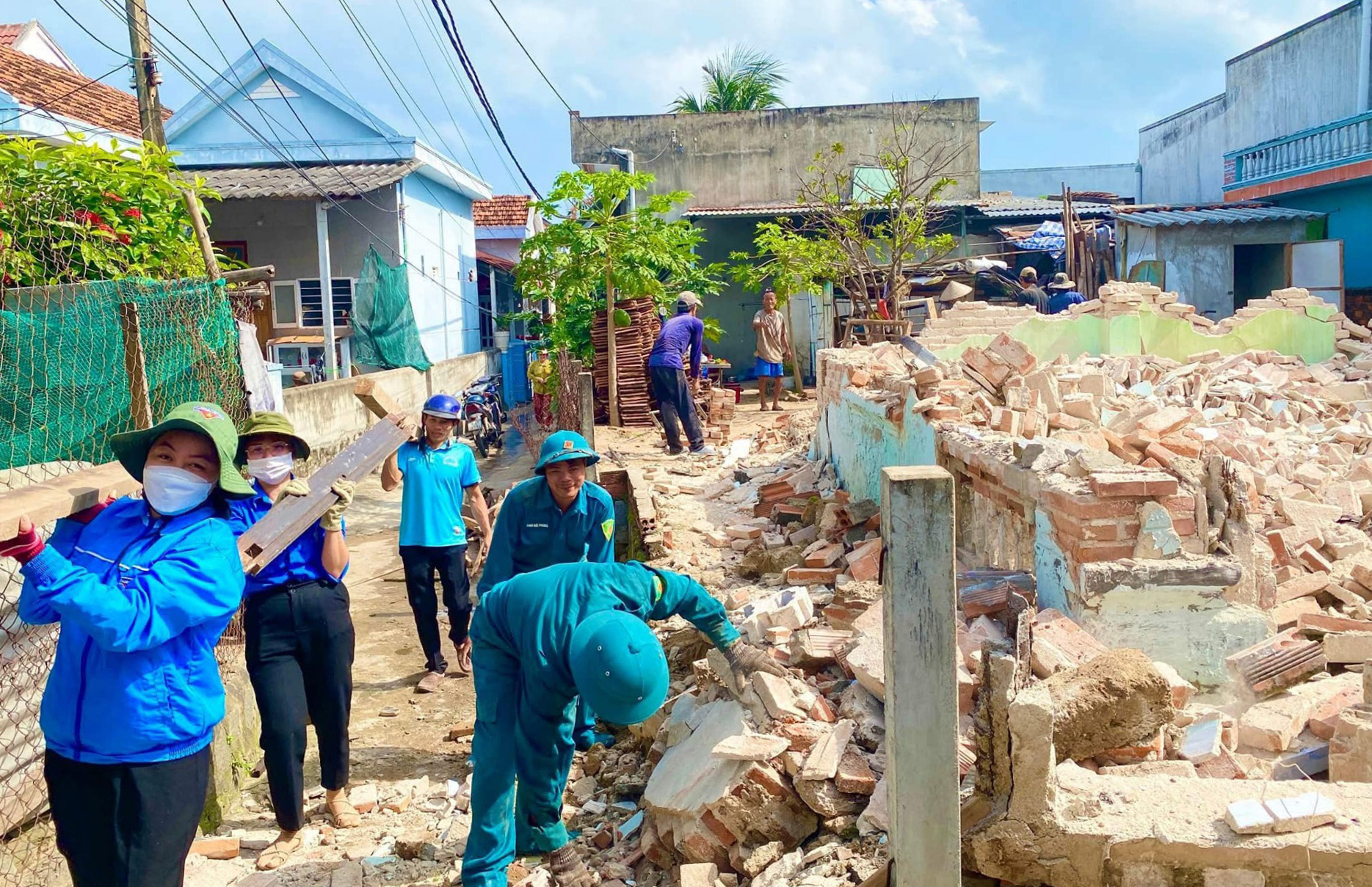 Đoàn thanh niên xã An Ninh Tây, huyện Tuy An tham gia hỗ trợ tháo dỡ nhà cho hộ dân thuộc diện xóa nhà tạm, dột nát. Ảnh: CTV