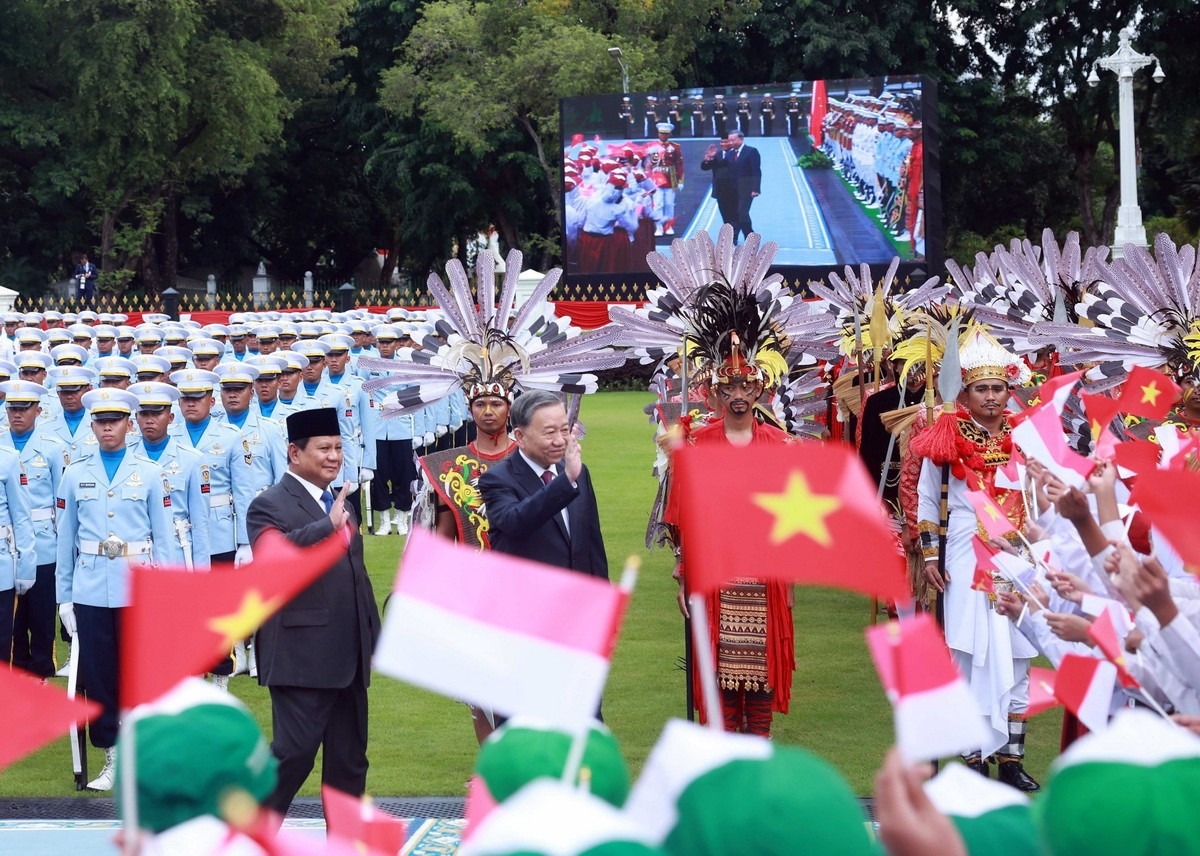 Tổng thống Indonesia Prabowo Subianto chủ trì lễ đón Tổng Bí thư Tô Lâm tại Phủ Tổng thống ở Thủ đô Jakarta. Ảnh: TTXVN