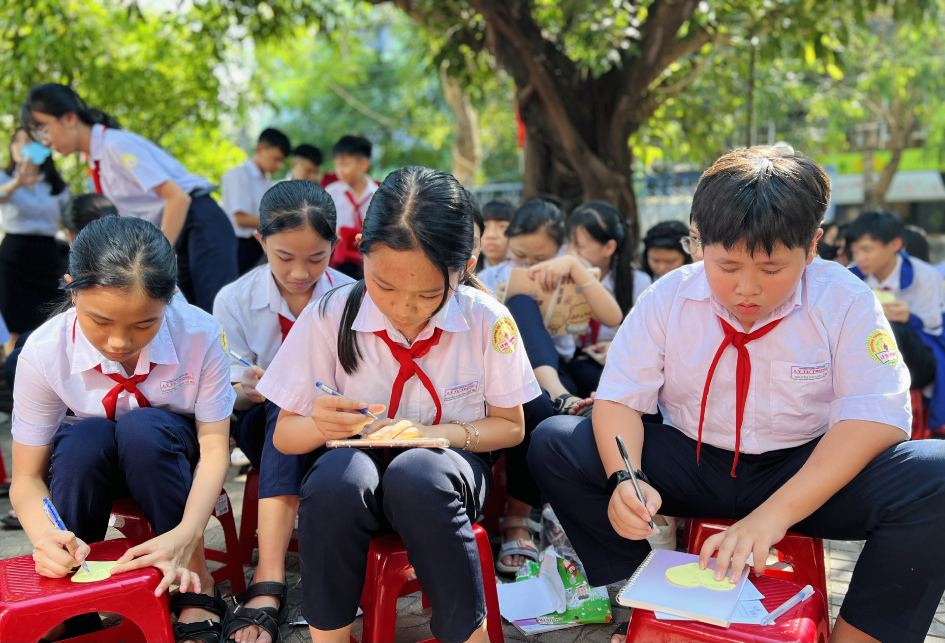 Các em học sinh chăm chú ghi lại 
cảm nhận của mình trong Tuần lễ 
Sách và Văn hóa đọc năm 2025