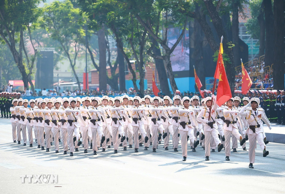 Khối nam Sĩ quan Công an Thành phố Hồ Chí Minh diễu qua Lễ đài. Ảnh: TTXVN