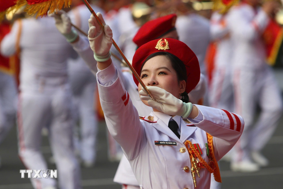 Màn súng kết hợp quân nhạc xếp hình nghệ thuật “Đất nước trọn niềm vui” do Đoàn Nghi lễ Quân đội, Trường Đại học Văn hoá Nghệ thuật Quân đội, Đoàn Văn công Quân khu 1, Đoàn văn công quân khu 3 , Đoàn văn công Quân khu 9 biểu diễn. Ảnh: TTXVN
