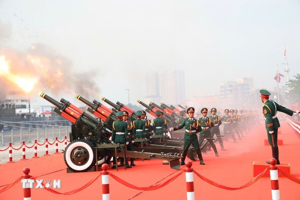 Nghi lễ bắn 21 loạt đại bác trên nền Quốc thiều nước CHXHCN Việt Nam. (Ảnh: TTXVN)
Các chiến sĩ giao lưu với người dân sau khi kết thúc diễu binh, diễu hành. (Ảnh: Hương Giang/TTXVN)
Các chiến sĩ giao lưu với người dân sau khi kết thúc diễu binh, diễu hành. (Ảnh: Hương Giang/TTXVN)
0
1