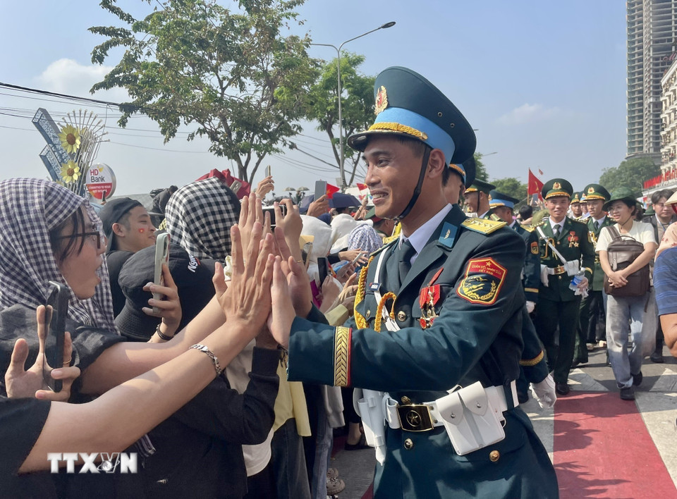 Các chiến sĩ giao lưu với người dân sau khi kết thúc diễu binh, diễu hành. Ảnh: TTXVN