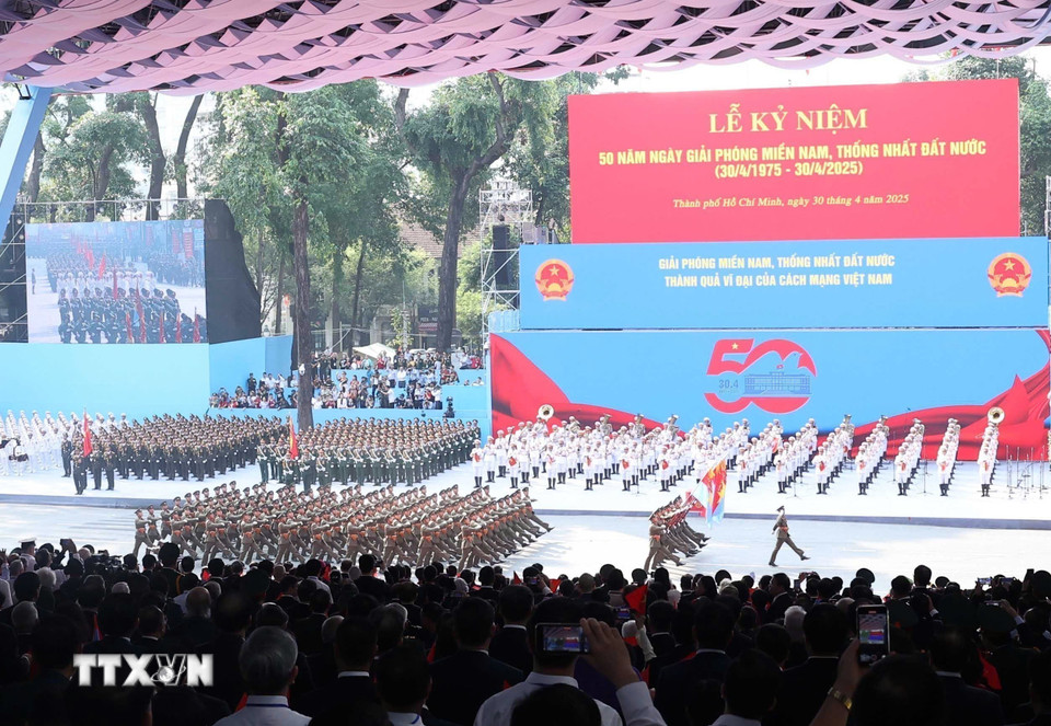 Các khối lực lượng quân đội, công an lần lượt diễu qua lễ đài. Ảnh: TTXVN