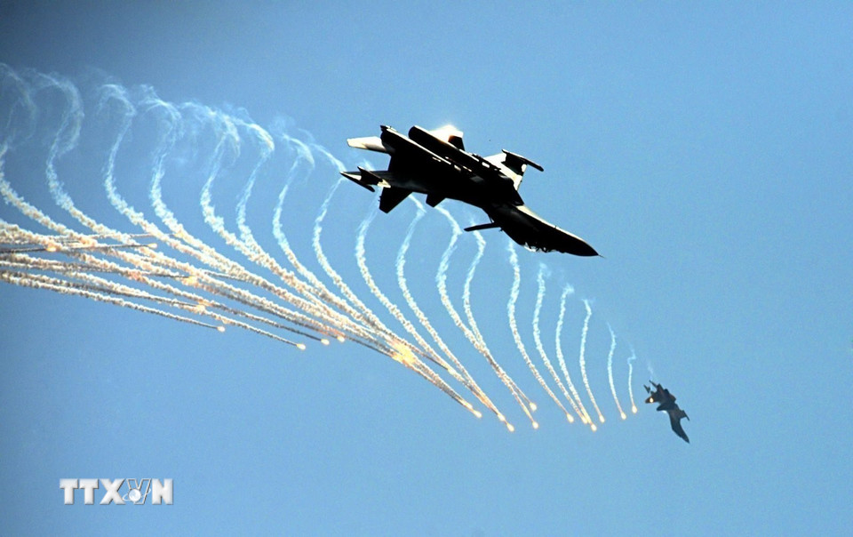 Màn trình diễn phun bẫy nhiệt của máy bay tiêm kích Su-30MK2. Ảnh: TTXVN