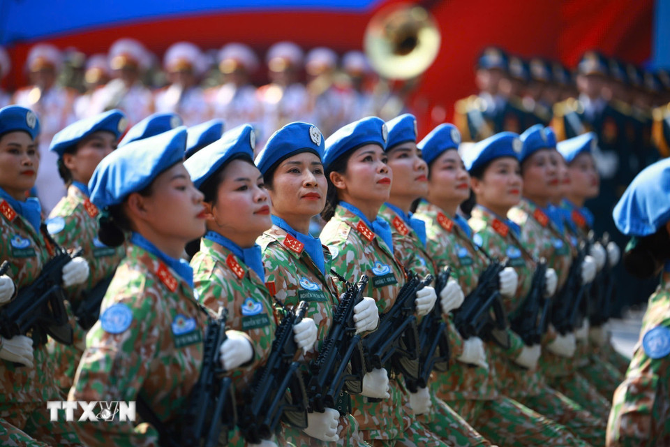 Khối nữ Gìn giữ hòa bình diễu qua Lễ đài. Ảnh: TTXVN