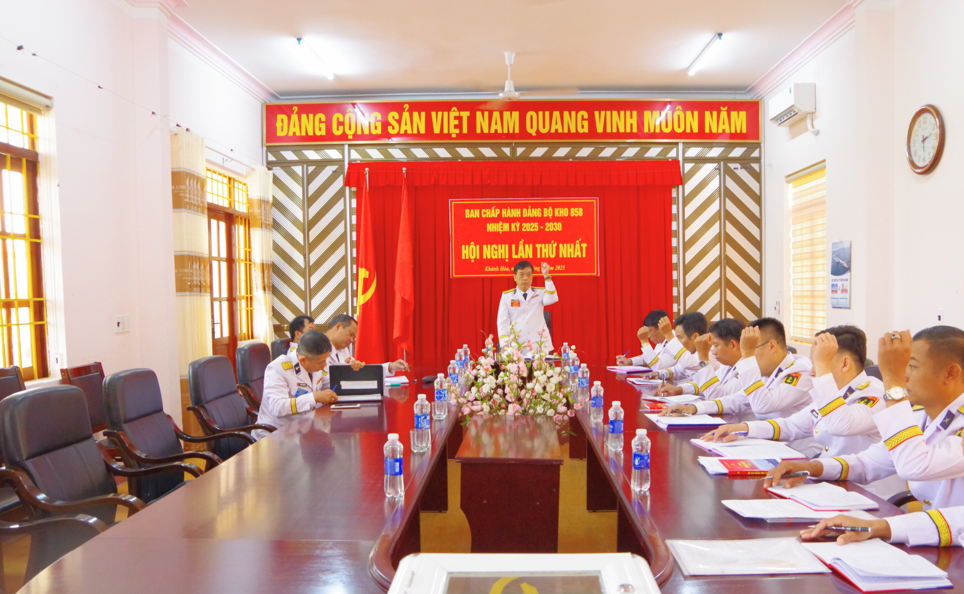 Ban Chấp hành Đảng bộ khóa mới họp phiên đầu tiên. Ảnh: GIANG TRUYỀN