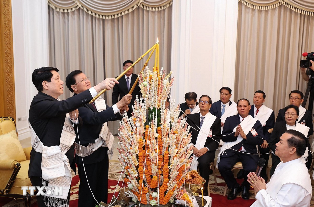 Chủ tịch nước Lương Cường cùng Tổng Bí thư, Chủ tịch nước Lào Thongloun Sisoulith dự lễ buộc chỉ cầu bình an, may mắn nhân dịp Tết Bunpimay của Lào. Ảnh: TTXVN