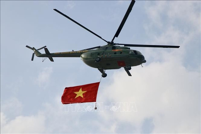 The national flag flies in the sky of Ho Chi Minh City. Photo: VNA