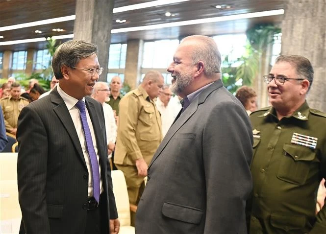 Cuban Prime Minister Manuel Marrero Cruz and Vietnamese Ambassador Le Quang Long at the ceremony. Photo: VNA