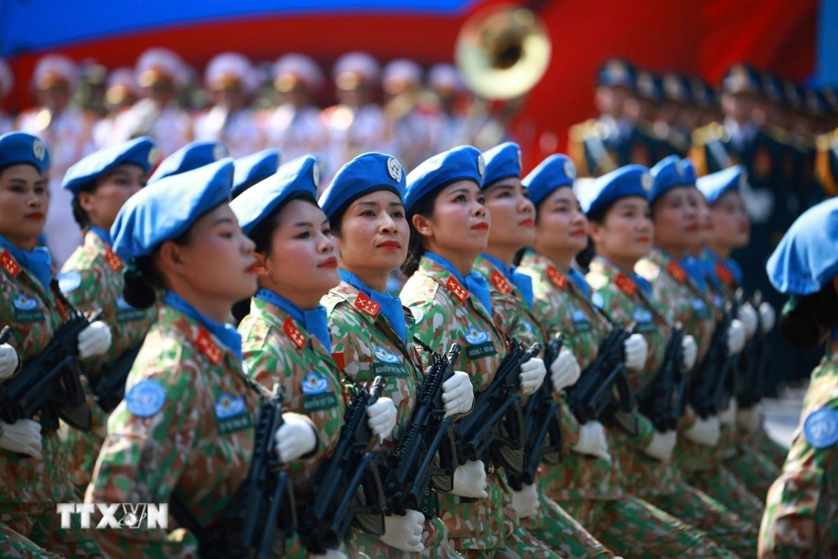 Khối nữ Gìn giữ hòa bình diễu qua Lễ đài. Ảnh: TTXVN