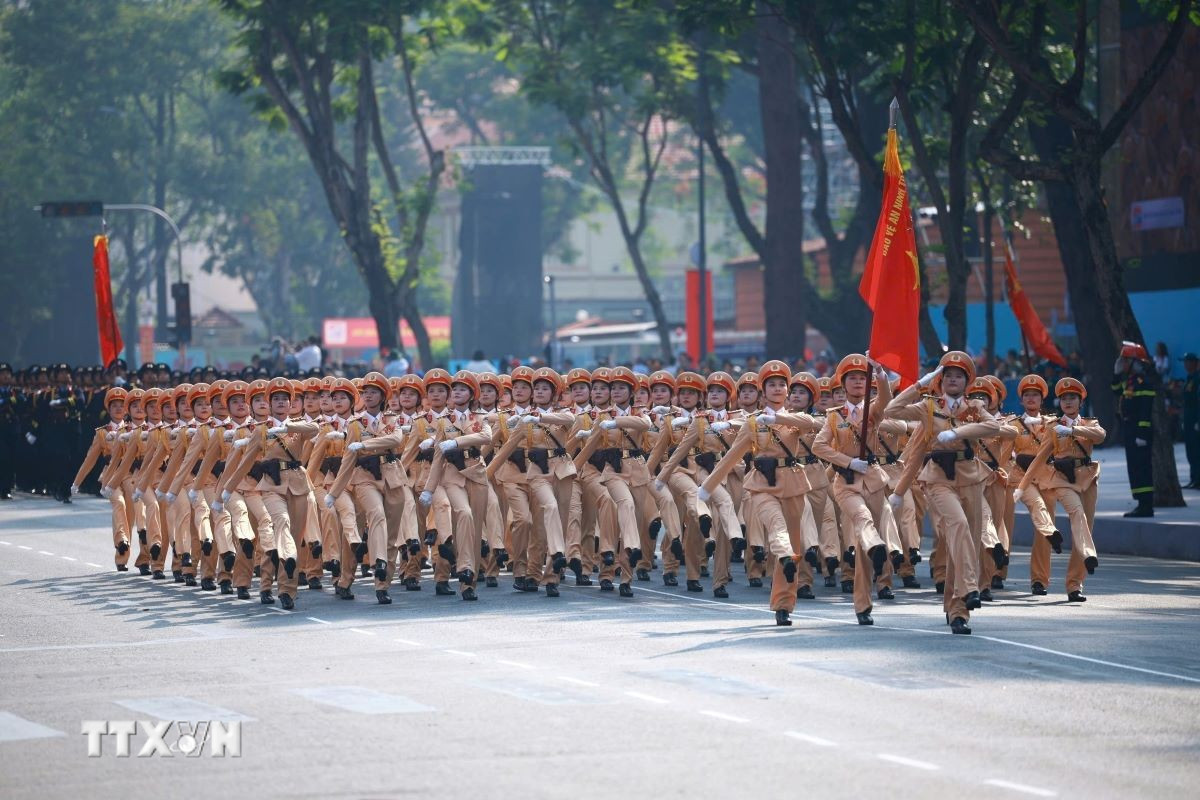 Khối nữ Sĩ quan Cảnh sát Giao thông diễu qua Lễ đài. Ảnh: TTXVN