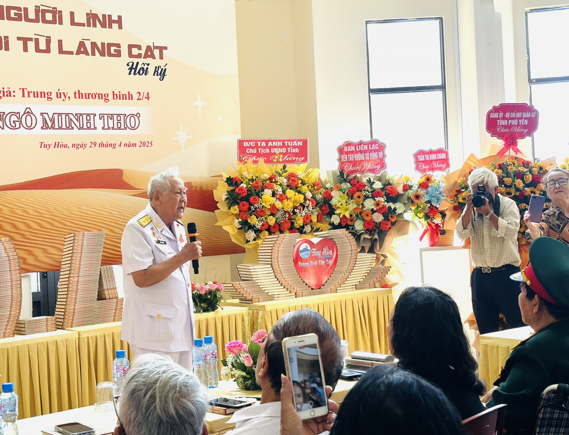 Anh hùng LLVT nhân dân Hồ Đắc Thạnh phát biểu mở đầu chương trình gặp mặt giới thiệu sách. Ảnh: YÊN LAN