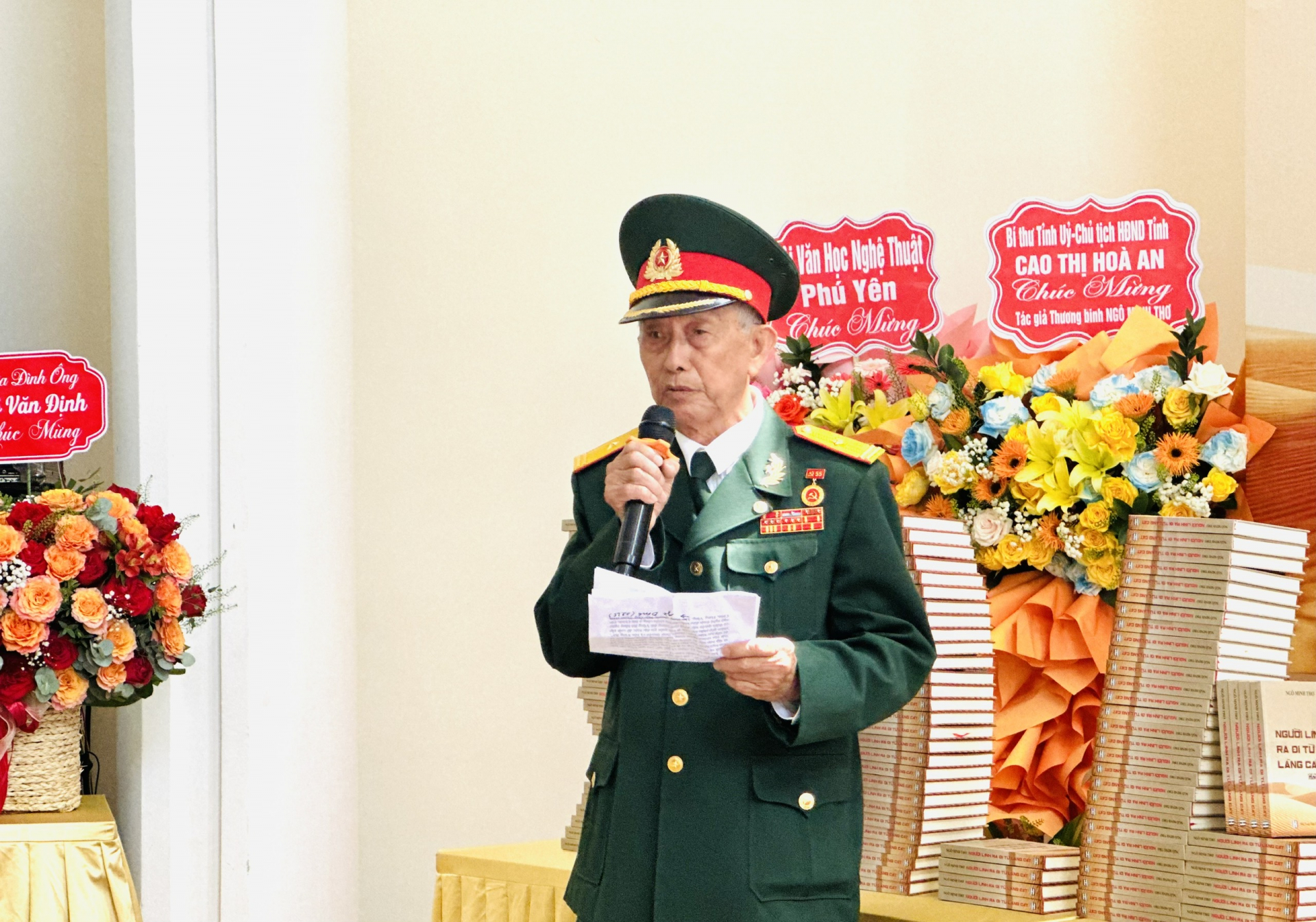 Thiếu tá Ngô Văn Định, Trưởng ban liên lạc Bến tàu Không số Vũng Rô phát biểu. Ảnh: YÊN LAN