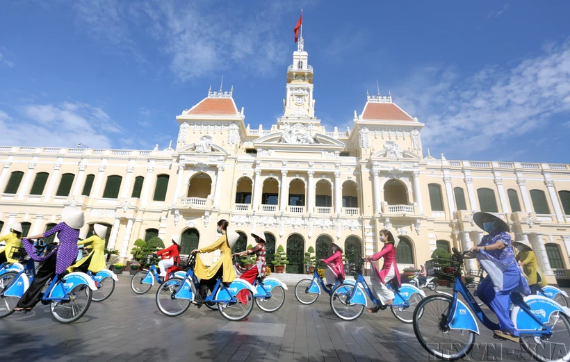 I Love Vietnamese Ao Dai” parade held in Ho Chi Minh City streets during Ao Dai festival Photo: VNA