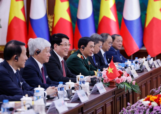 Chủ tịch nước Lương Cường và các đại biểu đoàn cấp cao Việt Nam dự hội đàm. Ảnh: TTXVN