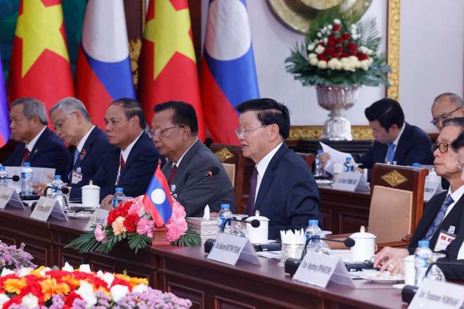 Tổng Bí thư, Chủ tịch nước Thongloun Sisoulith và các đại biểu đoàn cấp cao Lào dự hội đàm. Ảnh: TTXVN