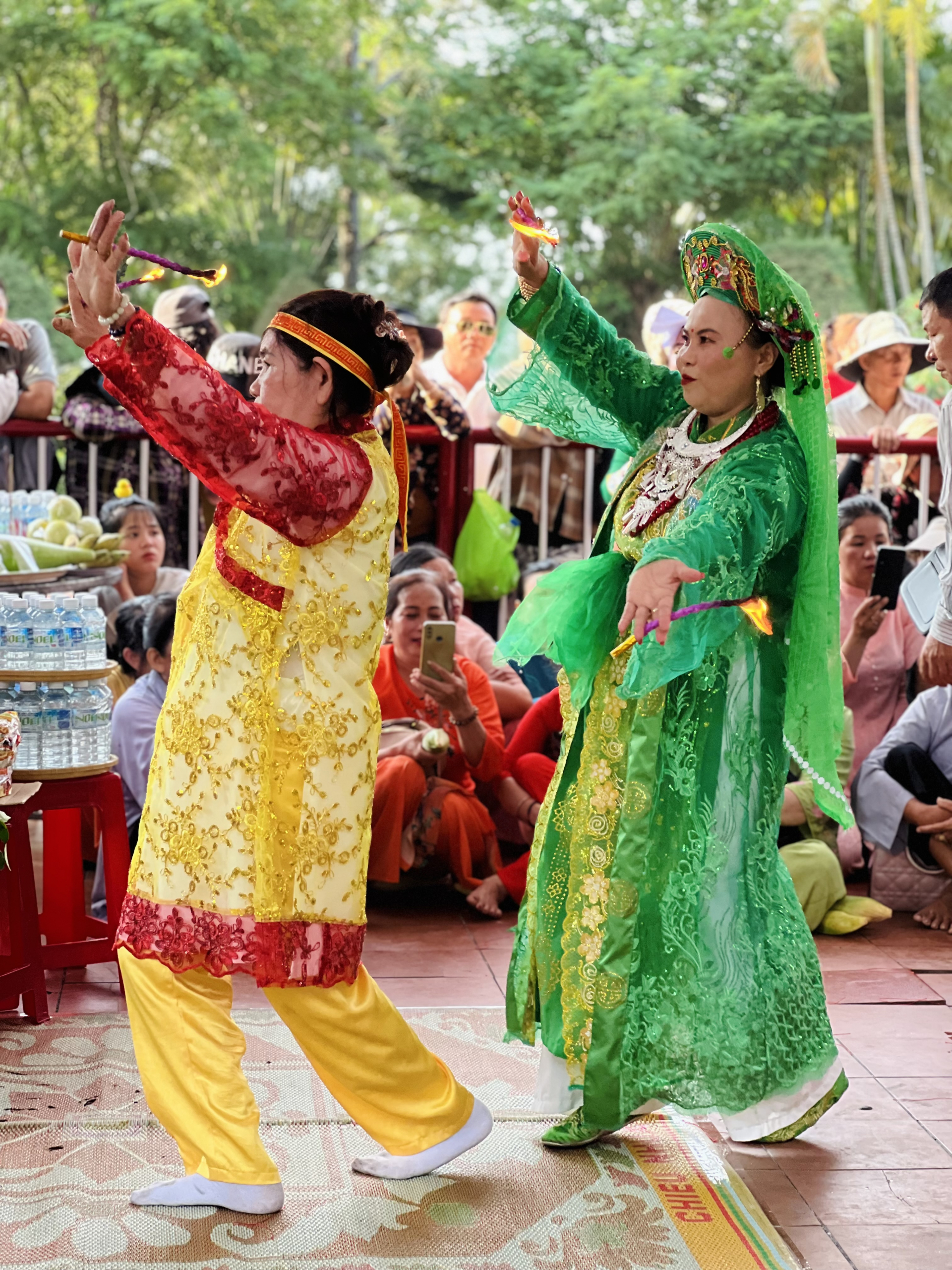 Một nghi thức hầu đồng diễn ra tại lễ Vía Bà. Ảnh: THIÊN LÝ