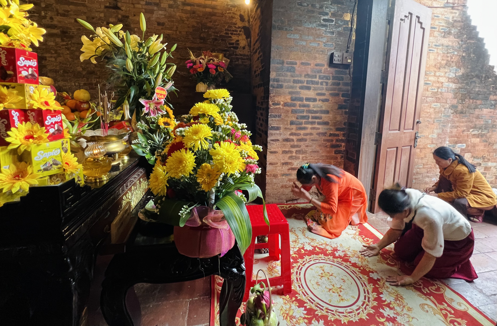 Người dân hành lễ Bà Thiên Y A Na. Ảnh: THIÊN LÝ