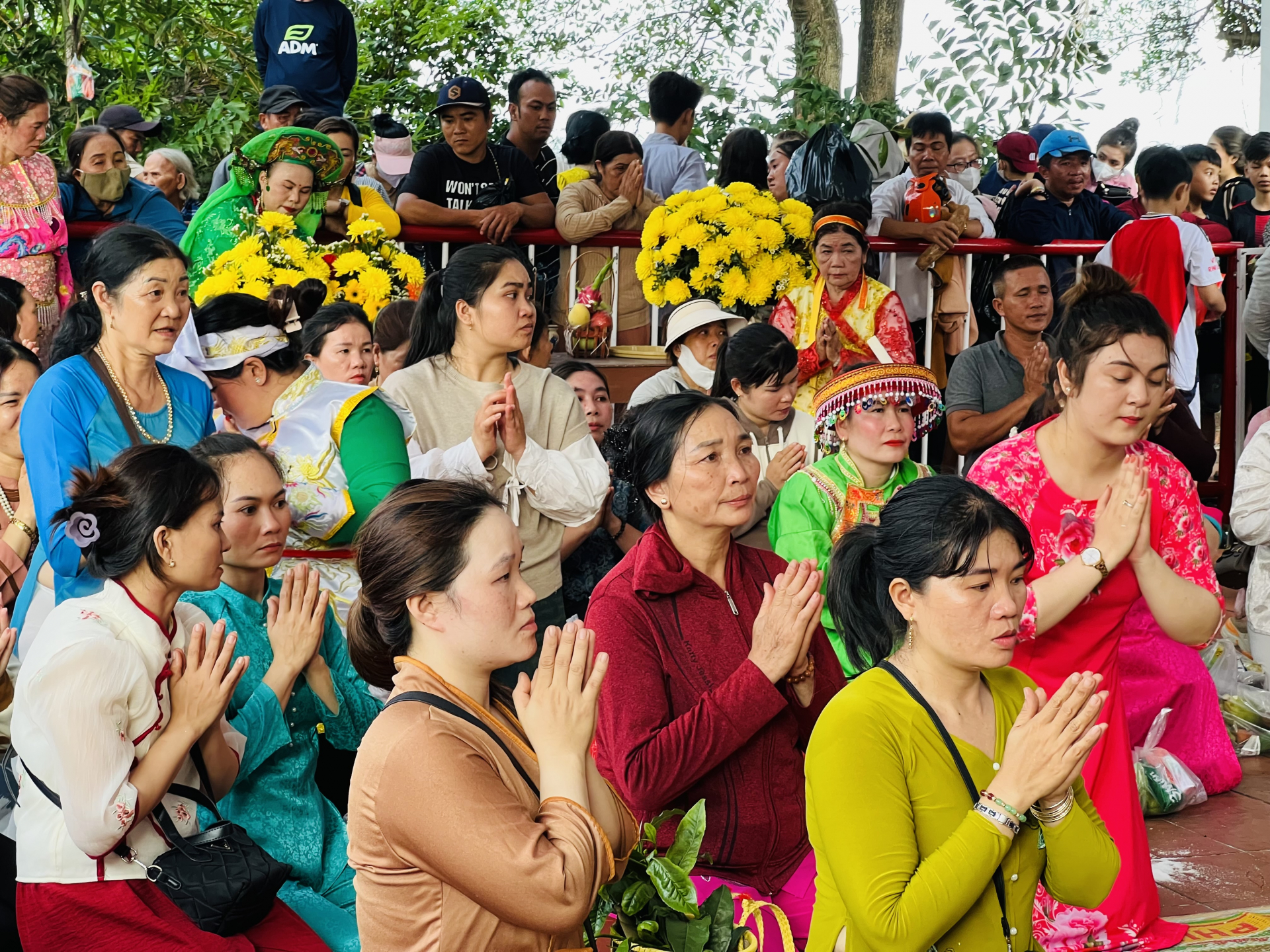 Hàng ngàn người dân Phú Yên và một số tỉnh lân cận, trong đó có đồng bào người Chăm ở Ninh Thuận, Bình Thuận... tề tựu về đây để tham gia lễ Vía Bà. Ảnh: THIÊN LÝ