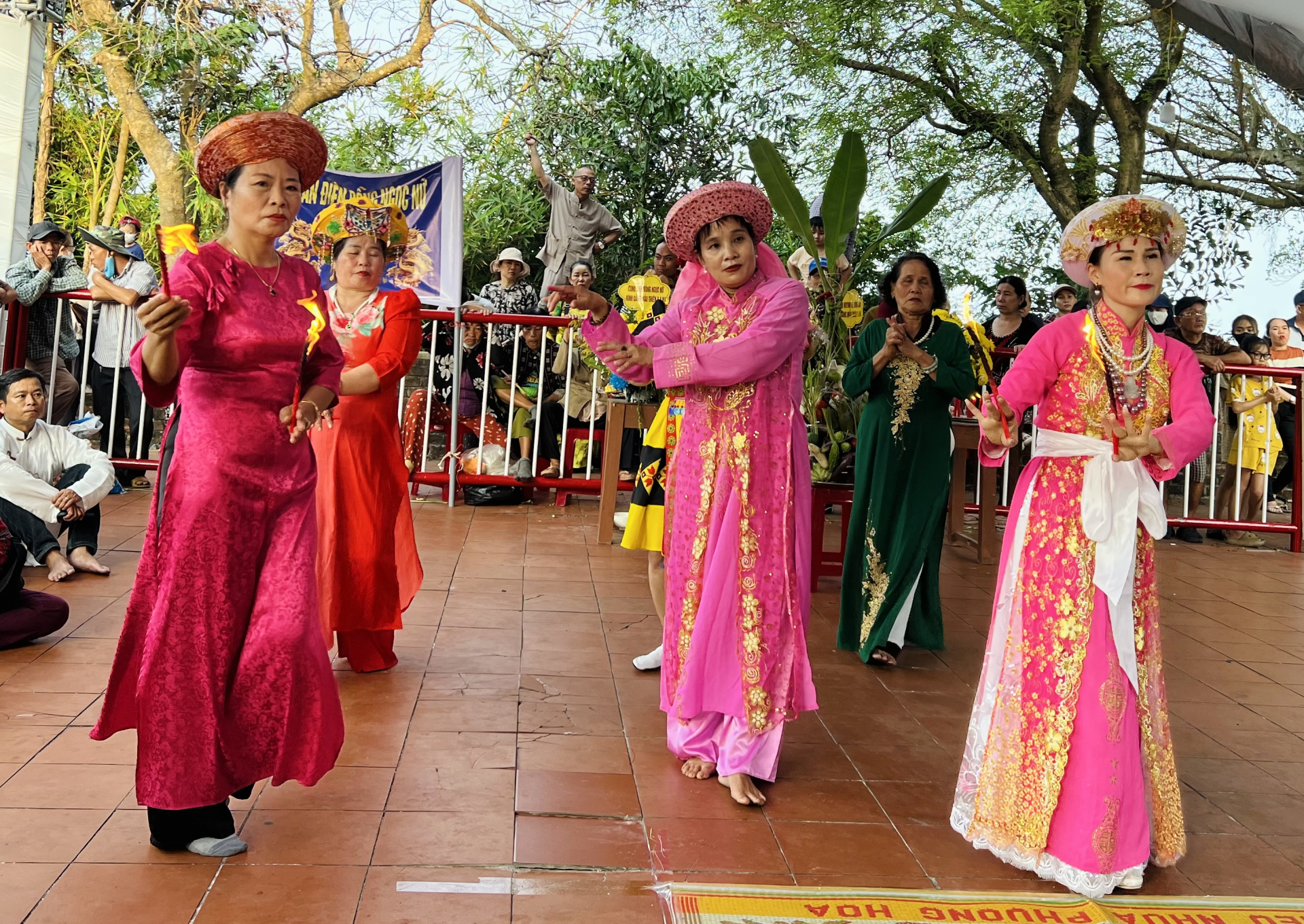 Những người tham gia lễ Vía Bà luôn đề cao việc gìn giữ nét văn hóa truyền thống khi thực hiện nghi thức hầu đồng. Ảnh: THIÊN LÝ