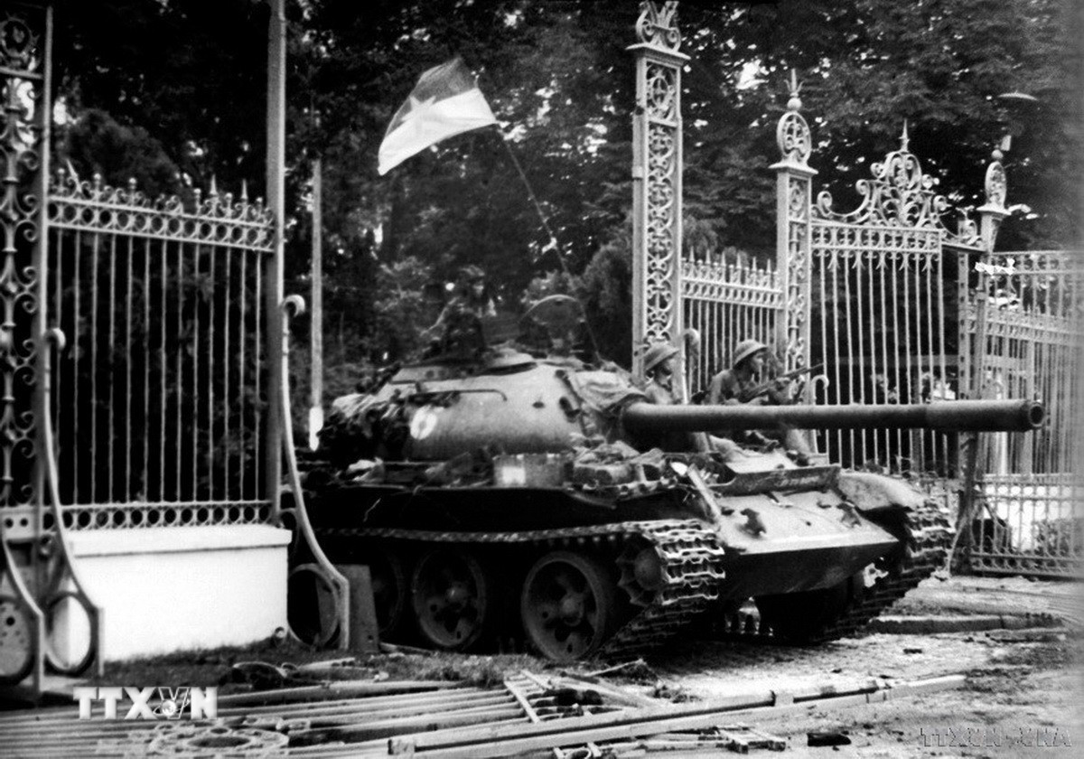 11h30 phút ngày 30/4/1975, xe tăng quân Giải phóng băng qua cánh cổng sắt, đánh chiếm Phủ Tổng thống ngụy Sài Gòn, sào huyệt cuối cùng của quân địch, kết thúc oanh liệt cuộc trường chinh 30 năm chống ngoại xâm của dân tộc. Ảnh:TTXVN