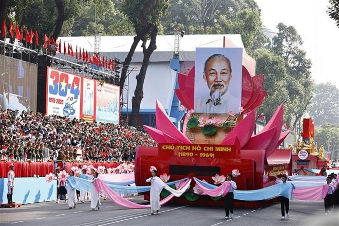 A vehicle carries the portrait of President Ho Chi Minh at the parade. Photo: VNA
