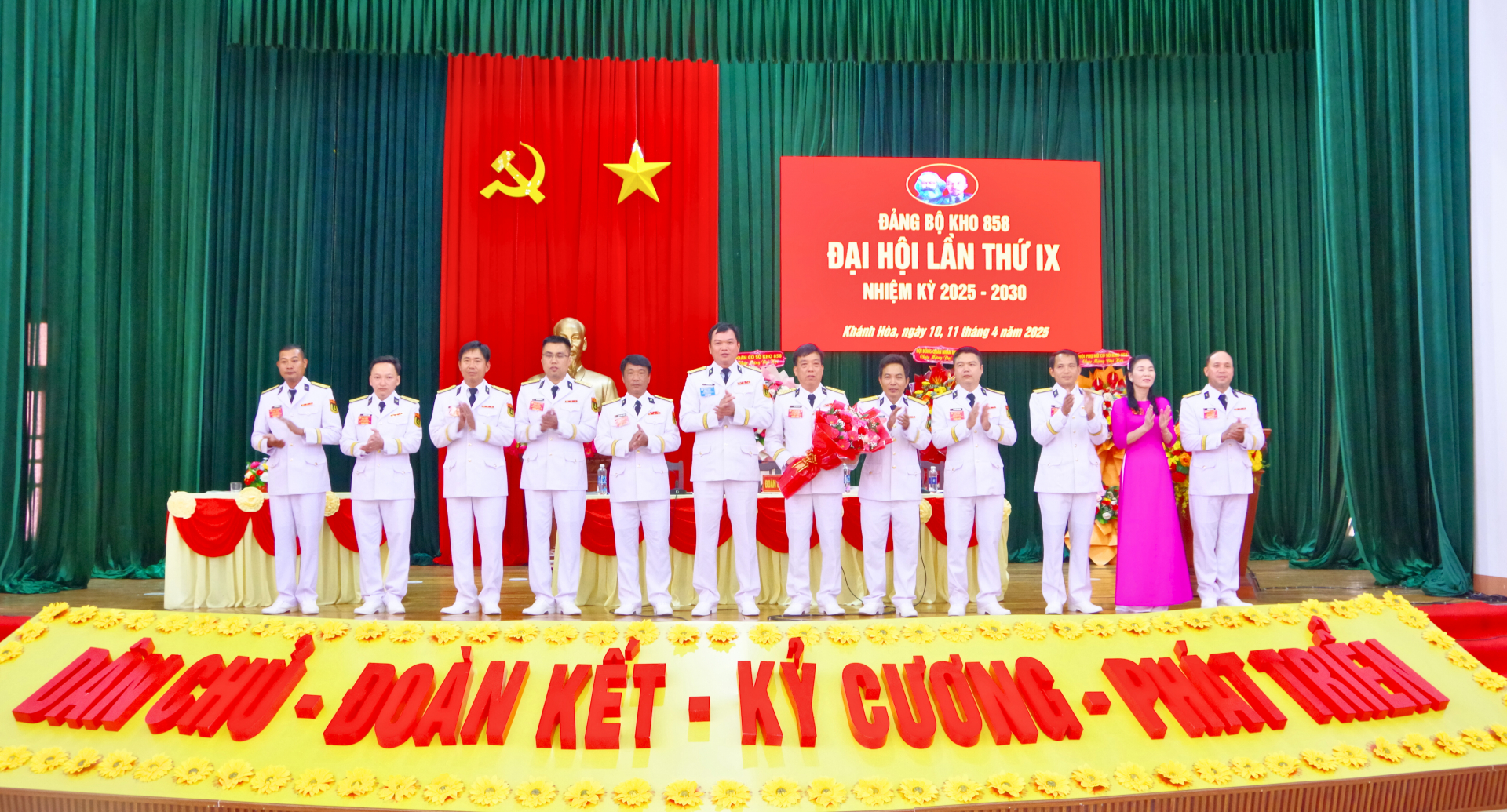 Thủ trưởng Cục tặng hoa chúc mừng BCH Đảng bộ khóa mới và Đoàn đại biểu dự ĐHĐB Đảng bộ Cục, nhiệm kỳ 2025 - 2030. Ảnh: GIANG TRUYỀN