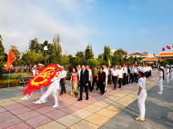 Long trọng đặt vòng hoa tri ân các anh hùng liệt sĩ ?width=190&height=-&type=resize