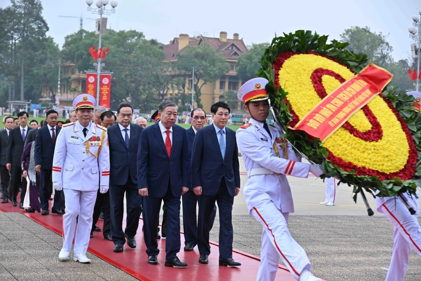 A high-ranking delegation of the Party Central Committee, State, National Assembly, Government, and Vietnam Fatherland Front Central Committee lay wreaths and paid tribute at the mausoleum of President Ho Chi Minh on the morning of April 29. Photo: VNA