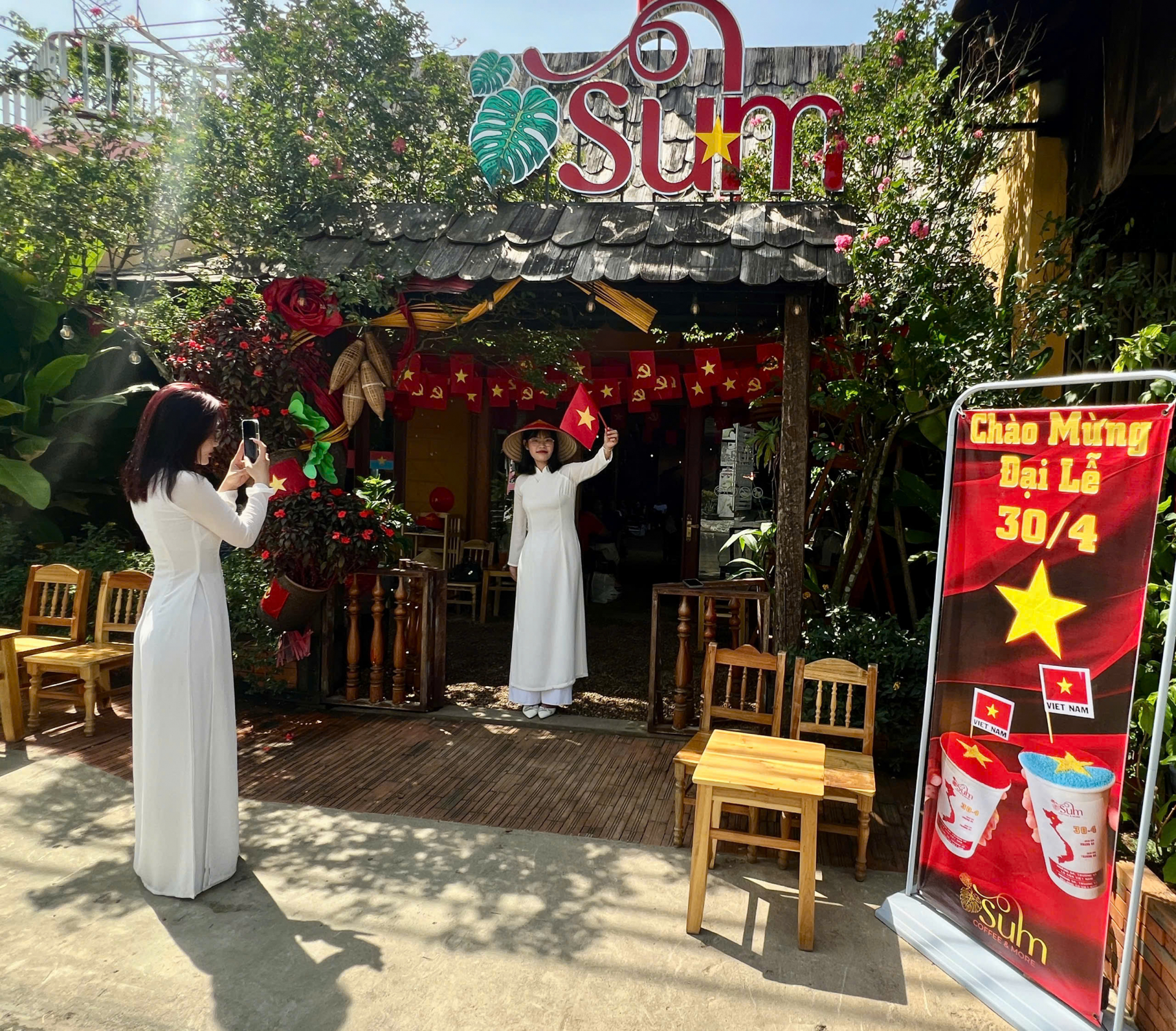 Sum Cofee là quán cà phê (địa chỉ: 37 Lạc Long Quân, phường Phú Thạnh, TP Tuy Hòa) thu hút đông khách hàng đến sử dụng dịch vụ bởi cách thức decor rực rỡ sắc màu của cờ đỏ sao vàng.