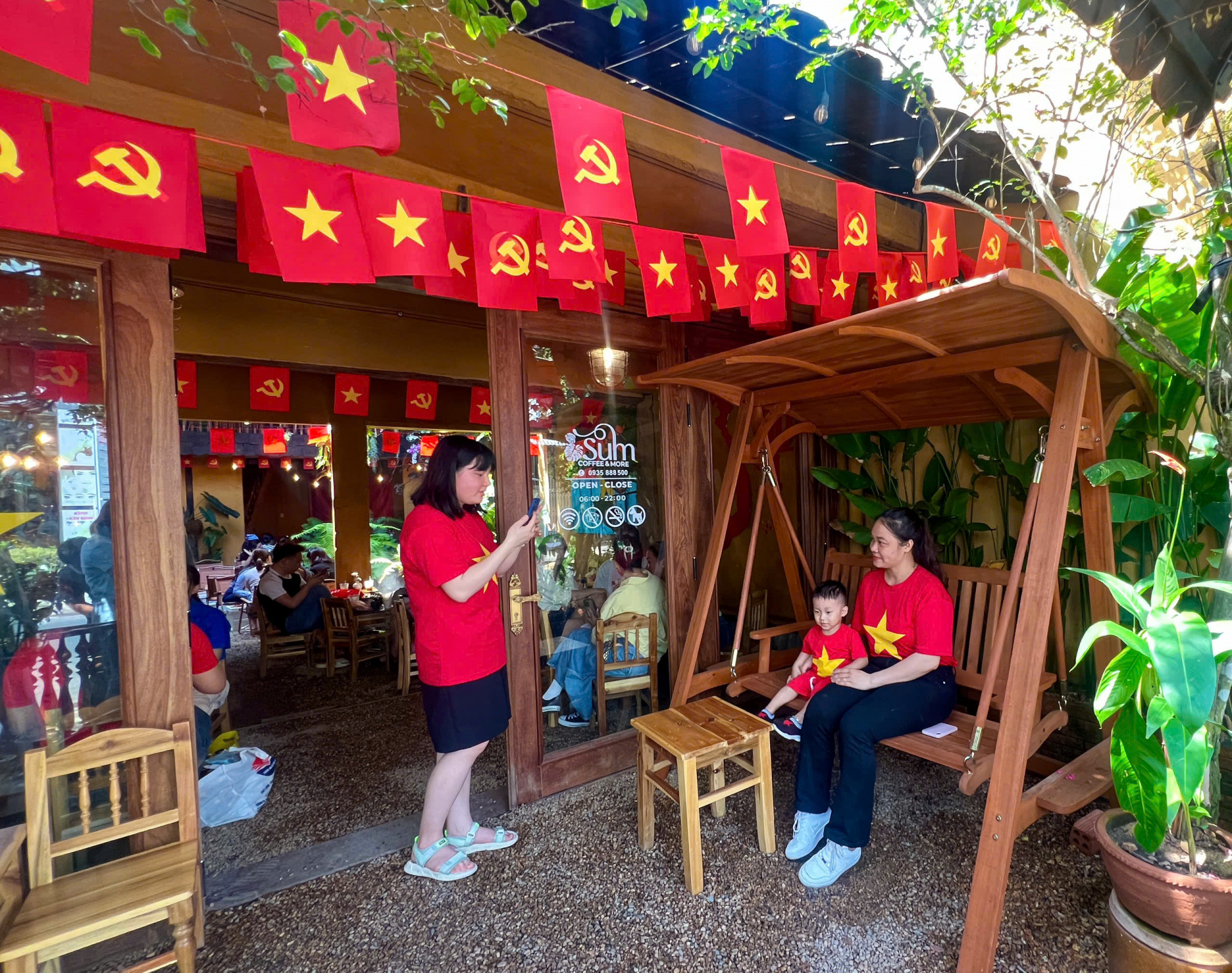 Người dân hân hoan trong chiếc áo đỏ sao vàng thật đẹp, phù hợp với không gian điểm bán để hưởng ứng, chụp hình lưu niệm.