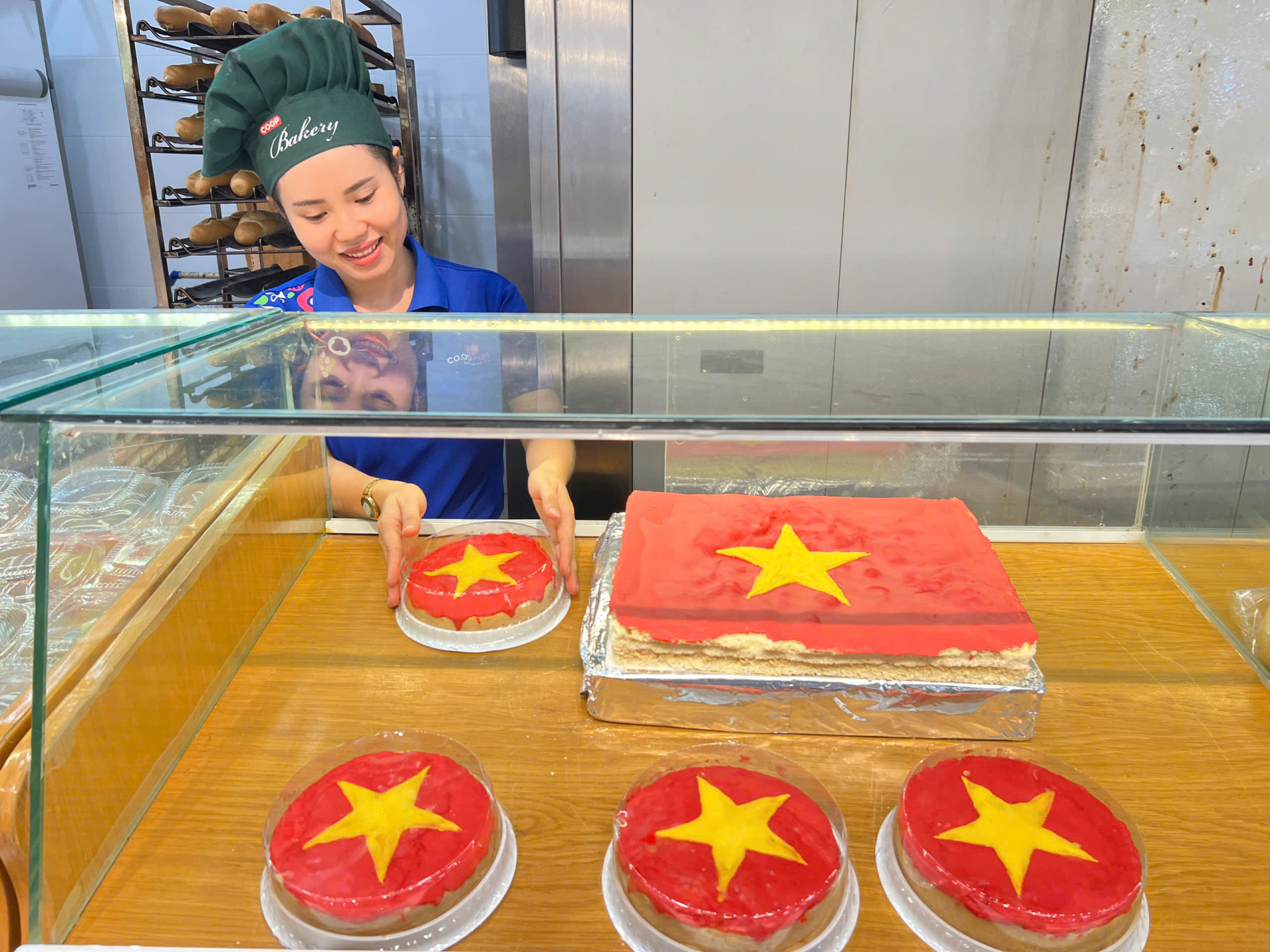 Những chiếc bánh bông lan quen thuộc nhưng được “khoác” lên mình lớp cờ đỏ sao vàng.