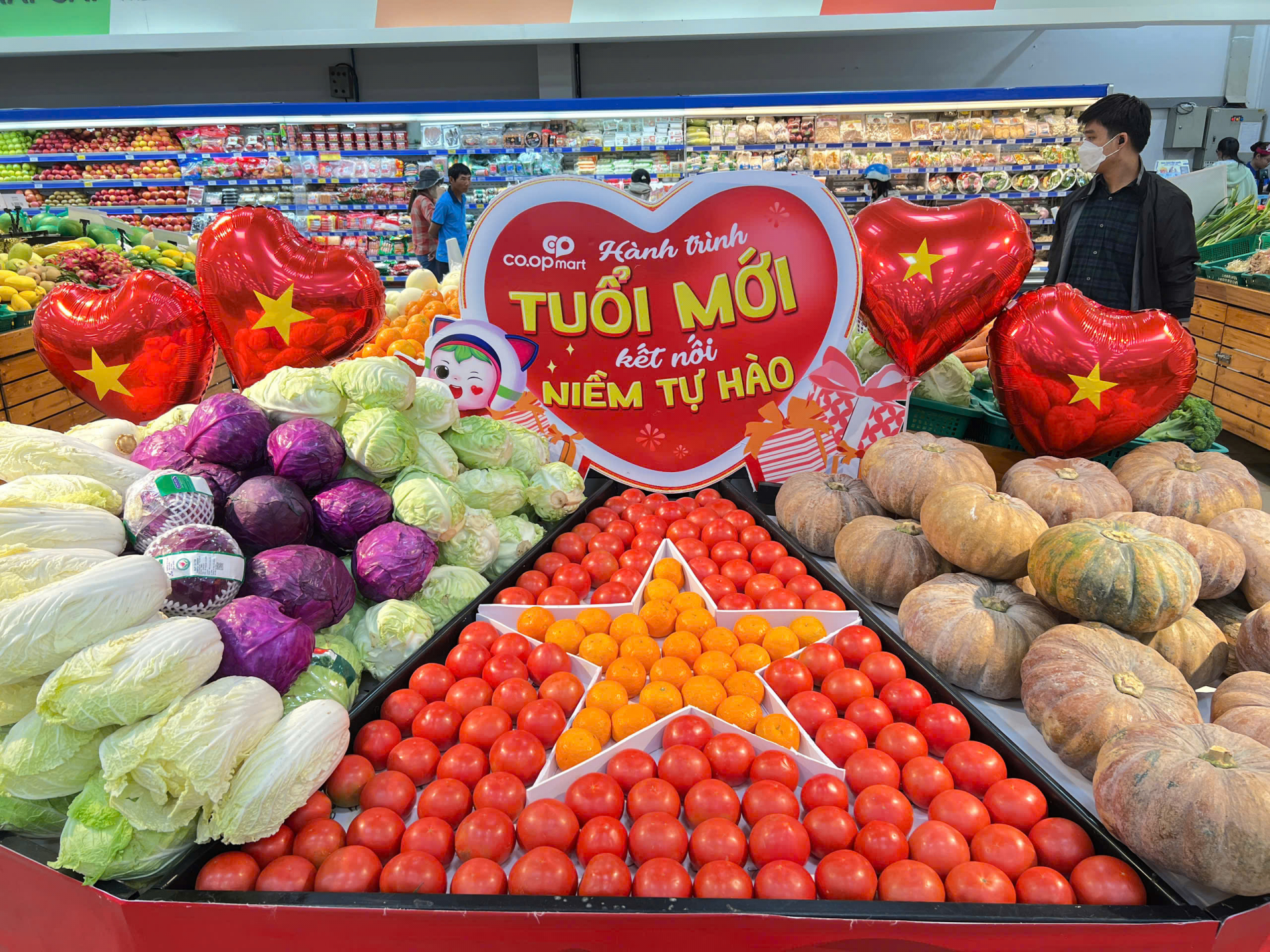 Dịp này, Siêu thị Co.opmart Tuy Hòa tổ chức nhiều sự kiện lớn, trong đó có chương trình khuyến mãi Hành trình tuổi mới – Kết nối tự hào, tặng hàng triệu ưu đãi, giảm giá đến 50% giá trị hàng hóa, tặng những phần quà thiết thực… cho khách hàng. Siêu thị cũng trang trí hình ảnh cờ đỏ sao vàng ấn tượng tại khu vực kinh doanh thực phẩm tươi sống.