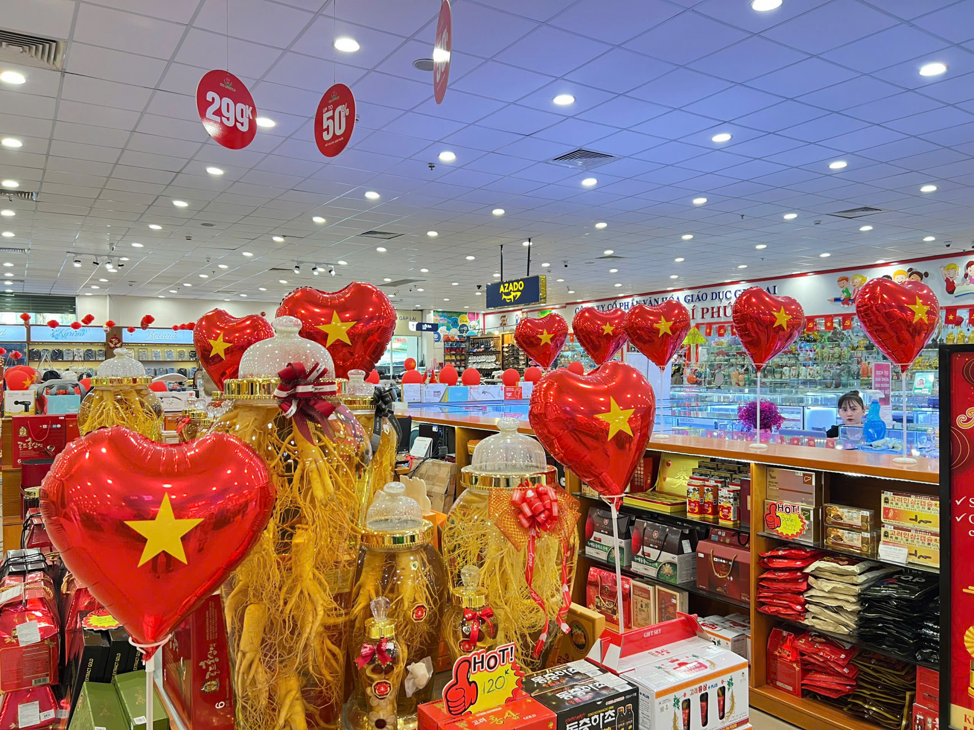 Hình ảnh ngôi sao vàng năm cánh hiện hữu cùng sắc đỏ tràn ngập tại các điểm kinh doanh.