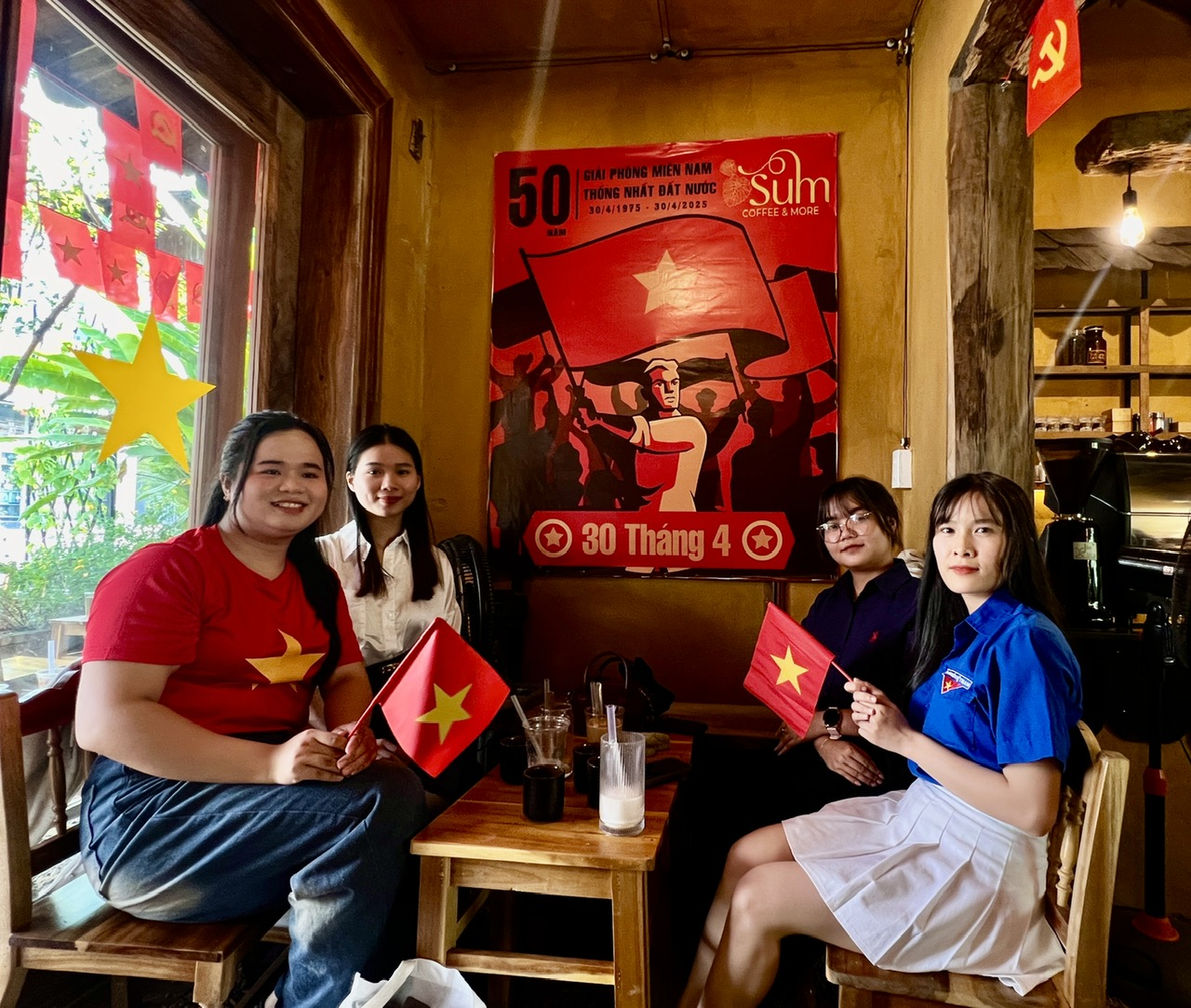 Trương Tiểu Hồng (áo đỏ) vui vẻ chụp hình cùng nhóm bạn, ghi lại kỷ niệm trước ngày lễ quan trọng của đất nước ngay tại điểm kinh doanh dịch vụ ở TP Tuy Hòa.