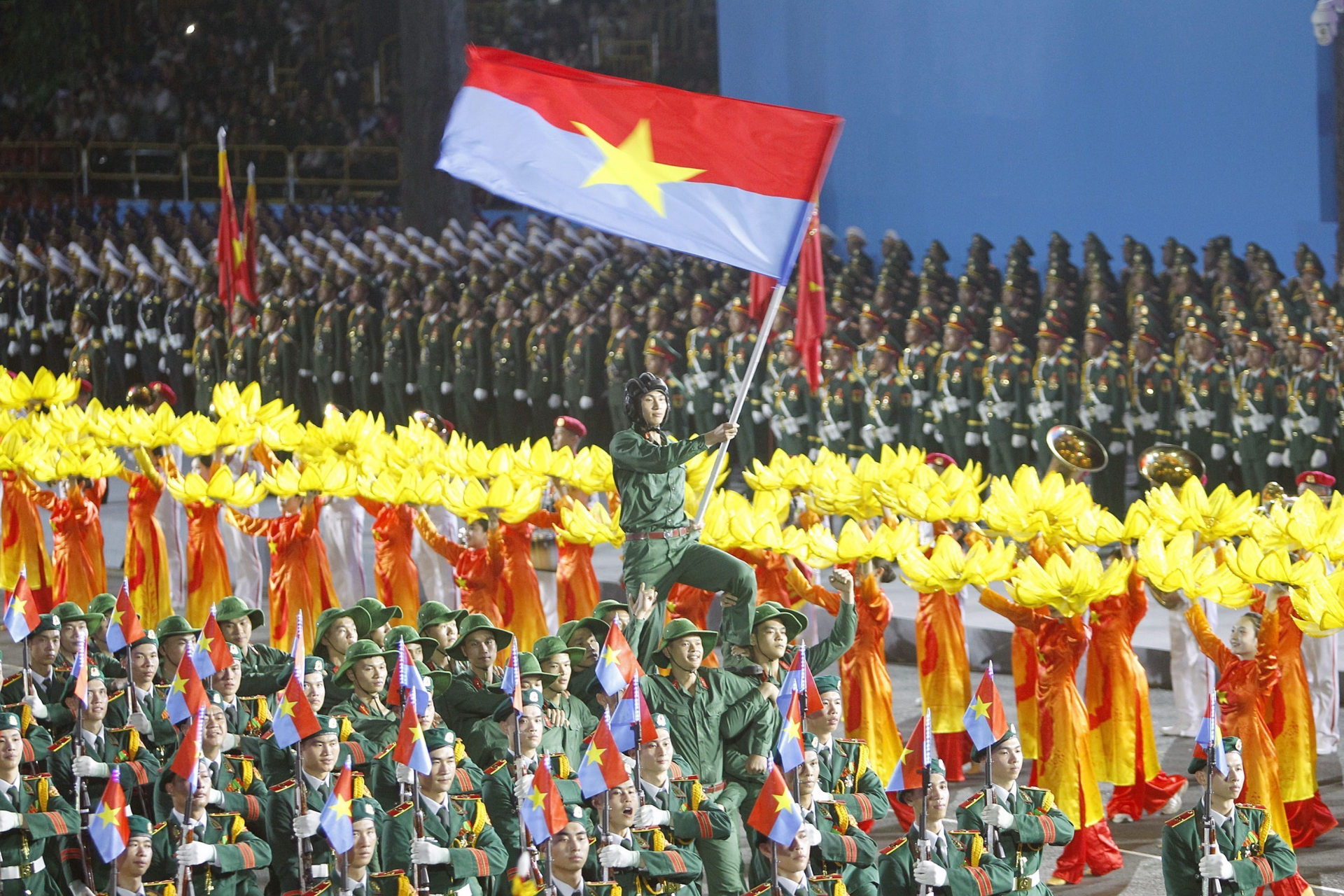 Đồng diễn nghệ thuật chuẩn bị diễu binh, diễu hành chào mừng kỷ niệm 50 năm Ngày Giải phóng miền Nam, thống nhất đất nước. Ảnh: TTXVN