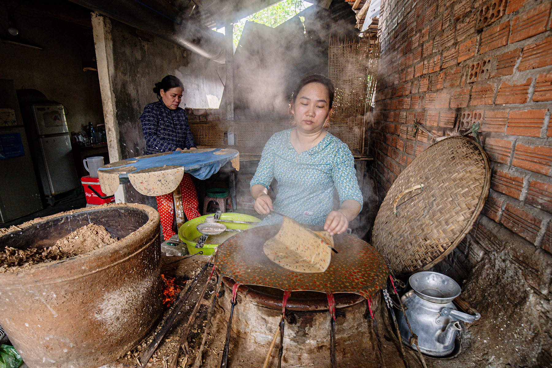 Mỗi ngày, chị Hương phải dậy từ 3-4 giờ sáng để tráng bánh, tranh thủ khi trời nắng lên là có bánh đem phơi. Nắng càng gắt bánh càng nhanh khô, dẻo và ngon hơn. 