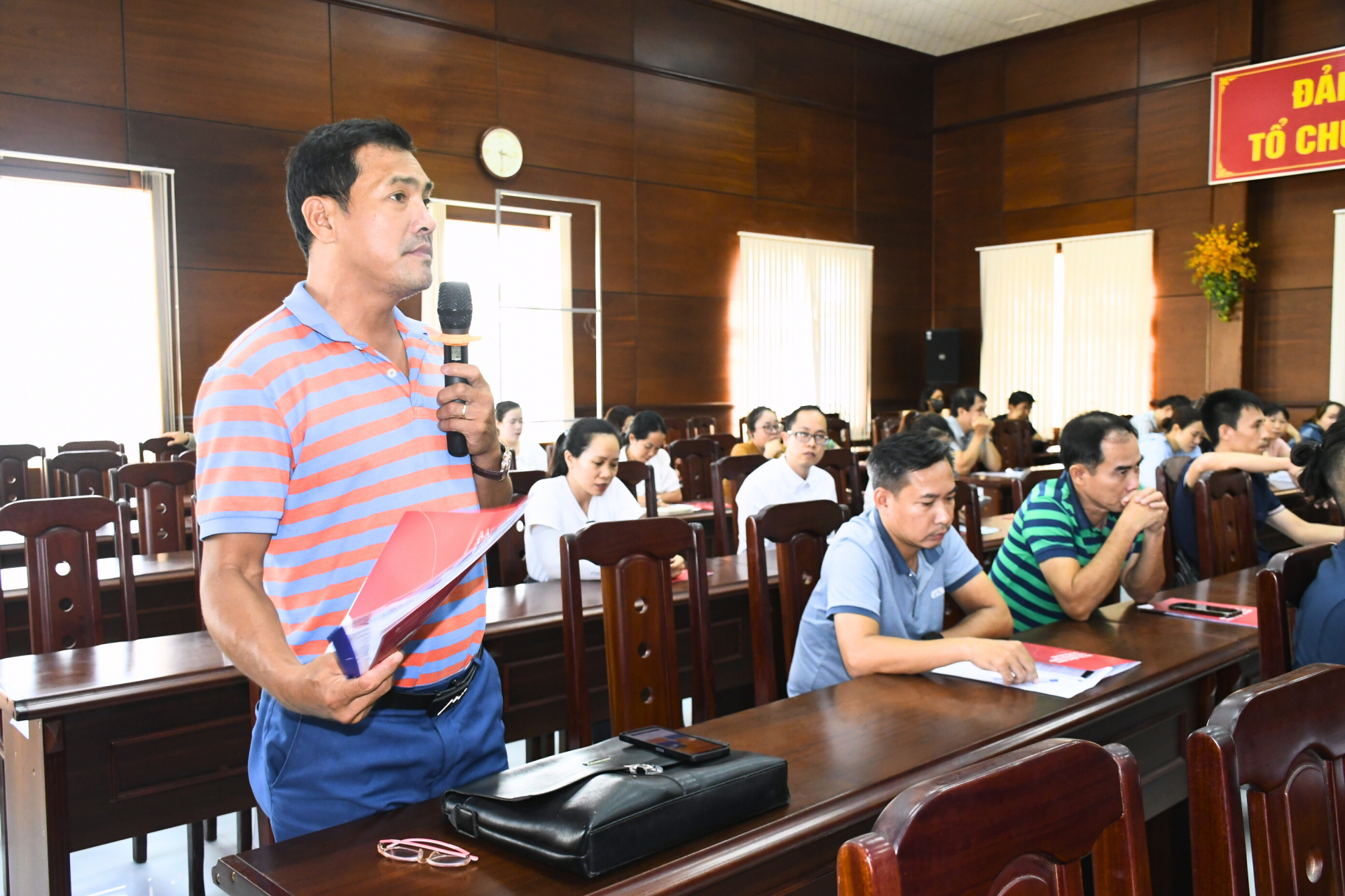 Đại diện hộ kinh doanh nêu một số vướng mắc tại hội nghị tập huấn và 
đề nghị ngành Thuế hỗ trợ khi triển khai hóa đơn điện tử khởi tạo từ máy 
tính tiền. Ảnh: VIỆT AN