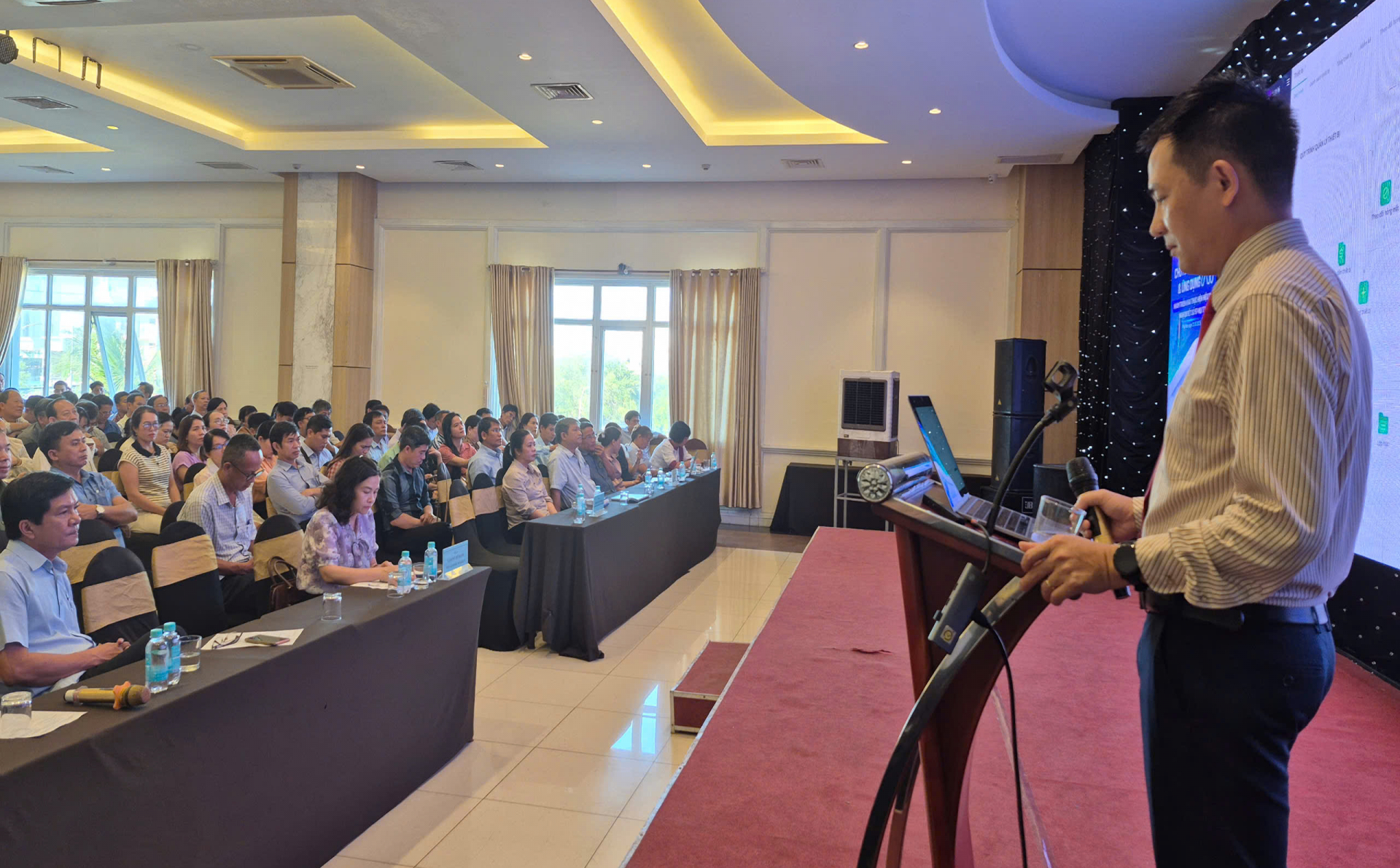 Phó Giám đốc Công ty CP MISA Phạm Văn Phương trình bày các nội dung về công nghệ AI tại hội thảo. Ảnh: THỦY TIÊN