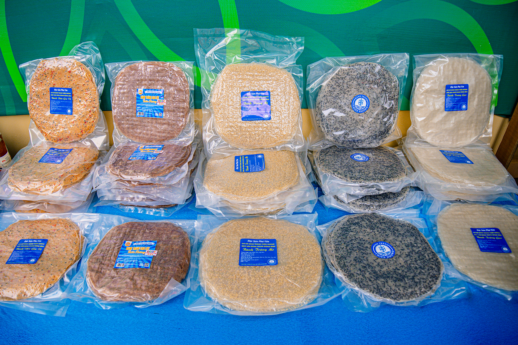 Ngoài sản xuất bánh tráng gạo truyền thống, chị Hương còn tìm tòi, đa dạng sản phẩm. Hiện tại, lò bánh tráng của chị còn tráng thêm bánh tráng gạo lứt, bánh tráng dừa gia vị, bánh tráng mè trắng, bánh tráng mè đen…