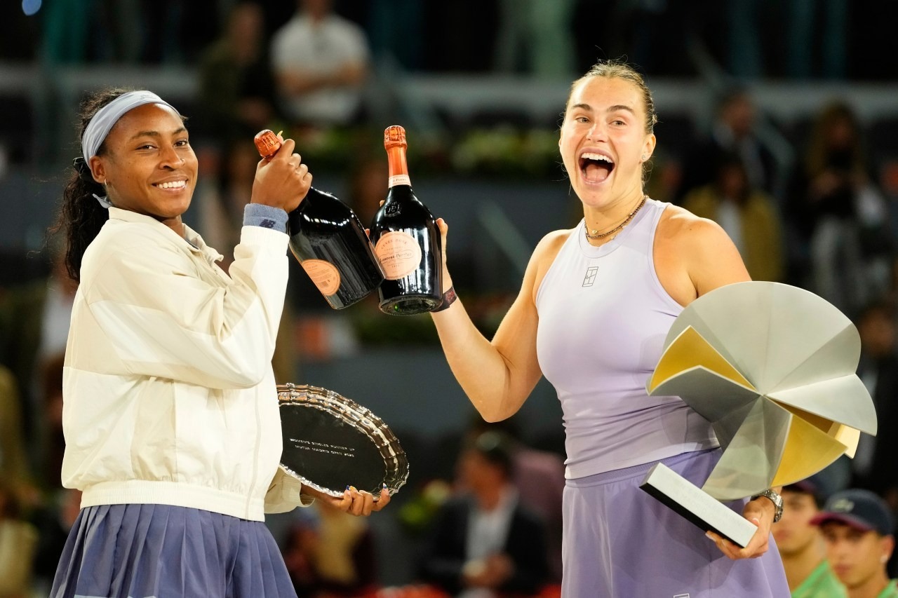 Sabalenka (phải) mừng danh hiệu Madrid mở rộng 2025 trên sân Manolo Santana, Madrid, Tây Ban Nha. Ảnh: Reuters