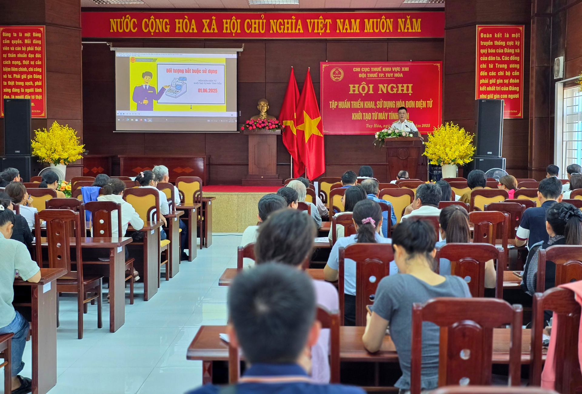 
Phó Đội trưởng Đội Thuế TP Tuy Hòa Nguyễn Văn Ý phát biểu tại hội nghị. Ảnh: VIỆT AN
