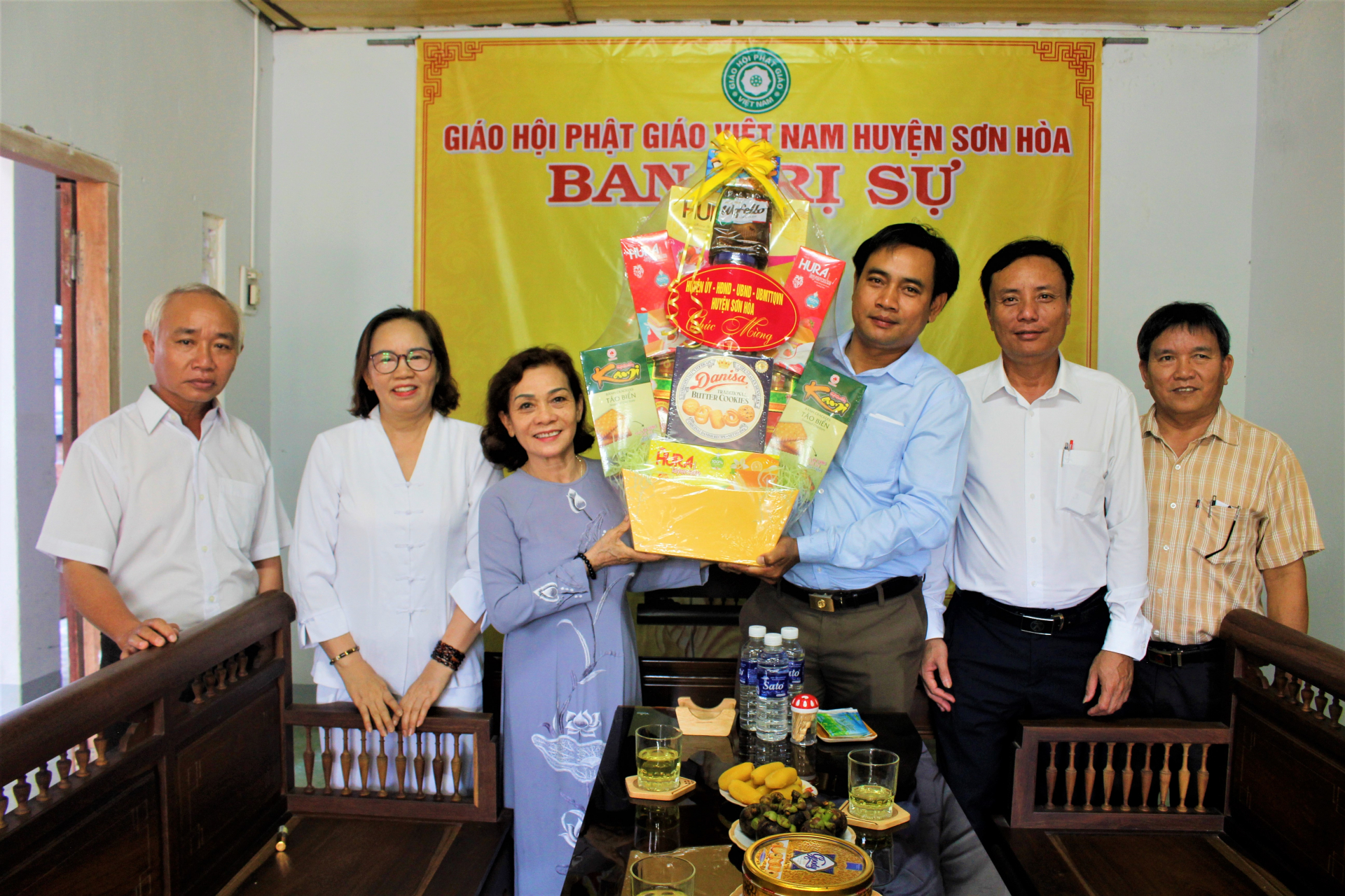  Lãnh đạo huyện Sơn Hòa thăm, tặng quà Ban Trị sự 
Giáo hội Phật giáo huyện. Ảnh: NGỌC TÂN
