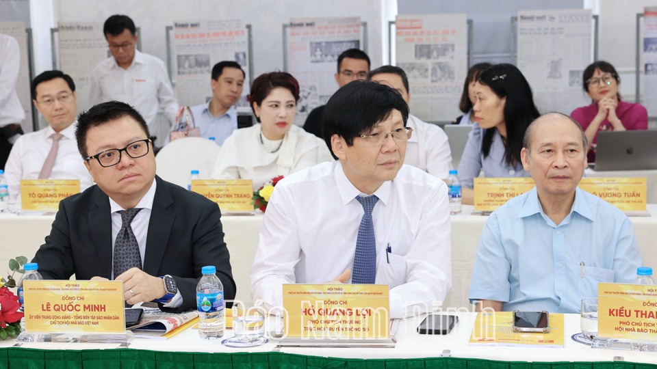 Đồng chí Chủ tịch Hội Nhà báo Việt Nam Lê Quốc Minh và các đại biểu dự hội thảo.