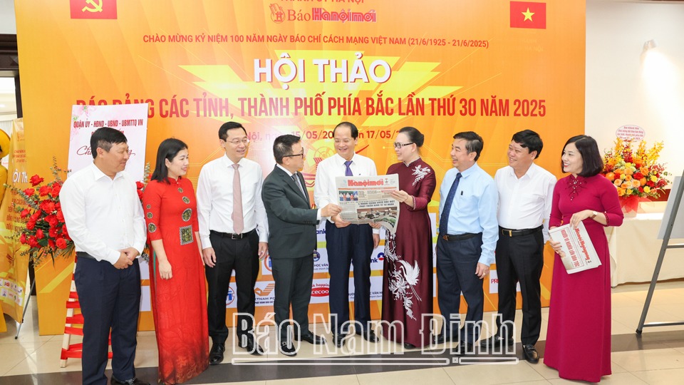 Các đại biểu trao đổi tại hội thảo.