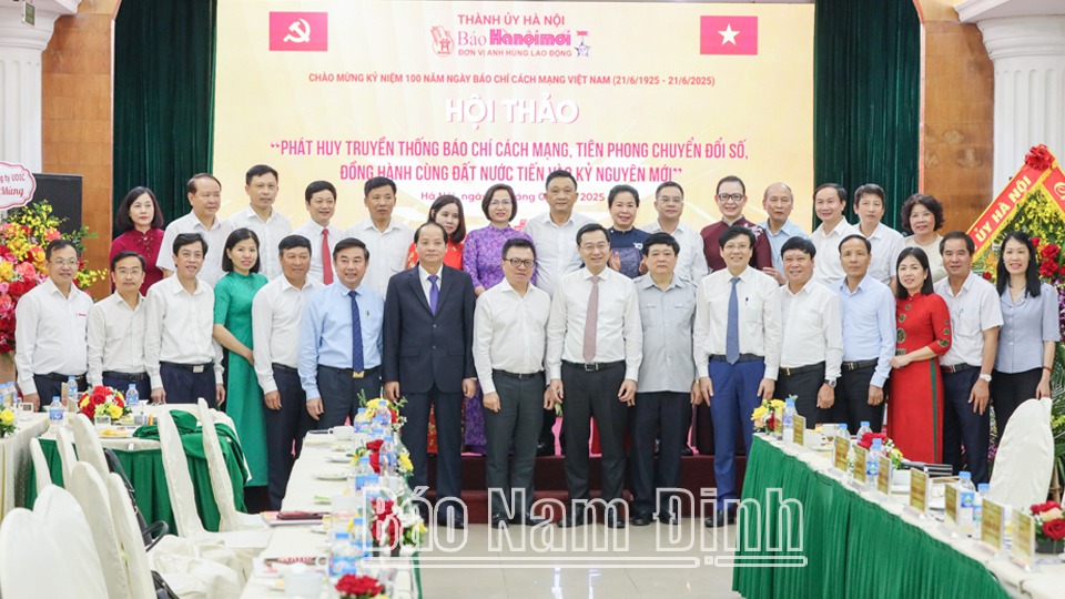 Các đại biểu dự hội thảo chụp ảnh lưu niệm.