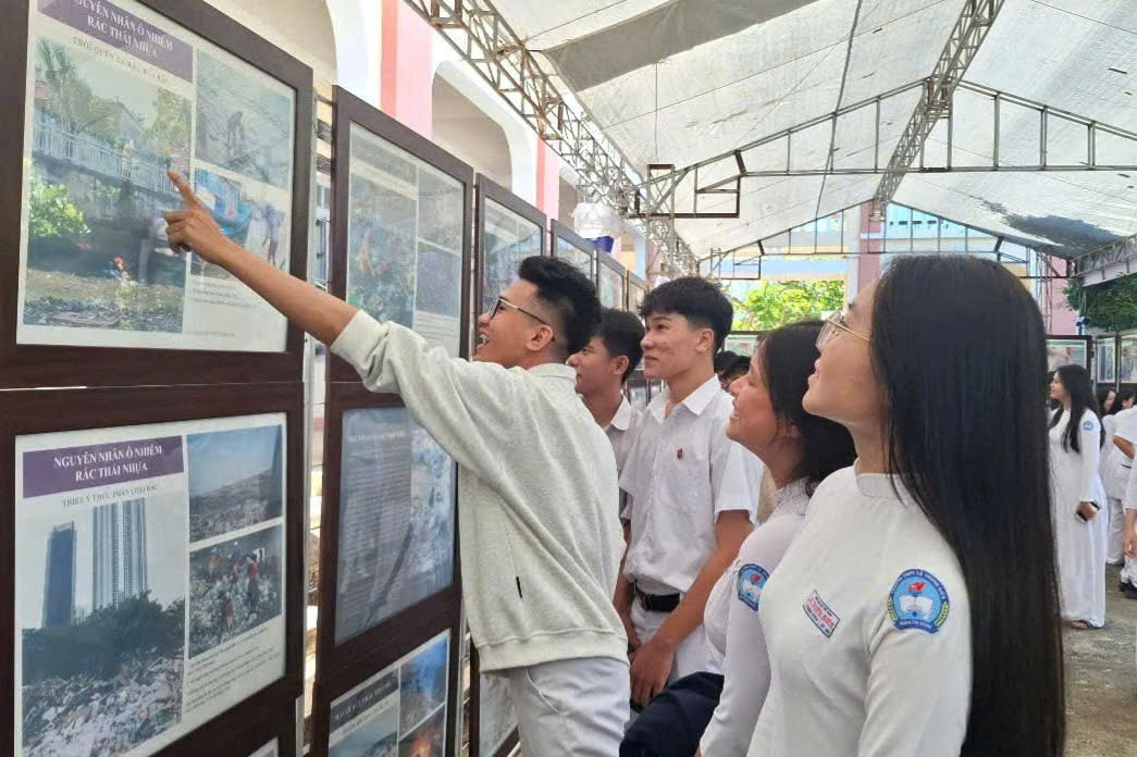 Học sinh Trường THPT Lê Trung Kiên (TX Đông Hòa), tham quan trưng bày lưu động ảnh, tư liệu tuyên truyền phòng chống rác thải nhựa cho một tương lai xanh. Ảnh: MẠNH HOÀI NAM
